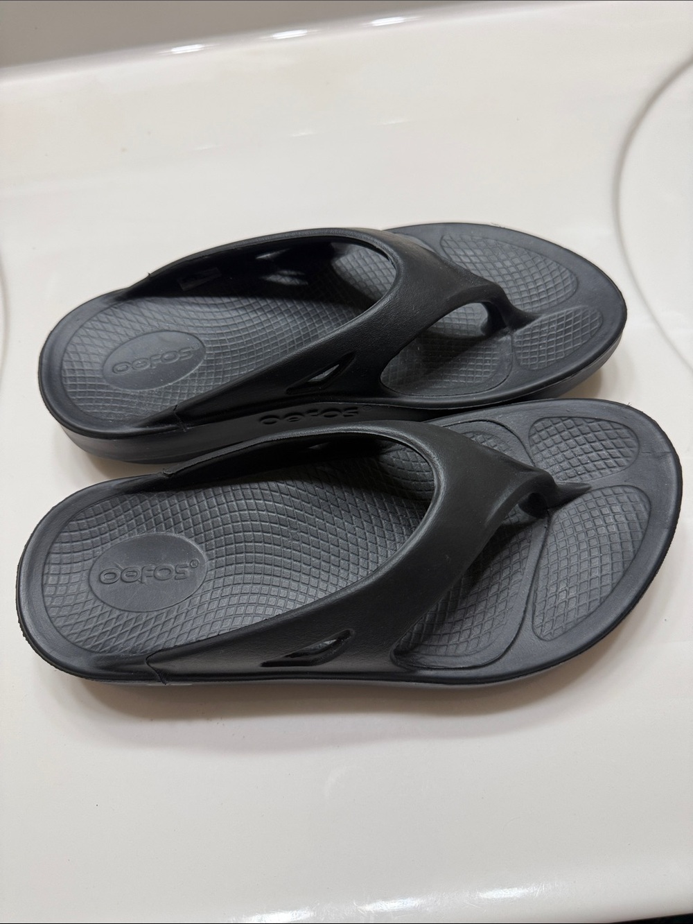 OOFOS Black Recovery Thong Sandals